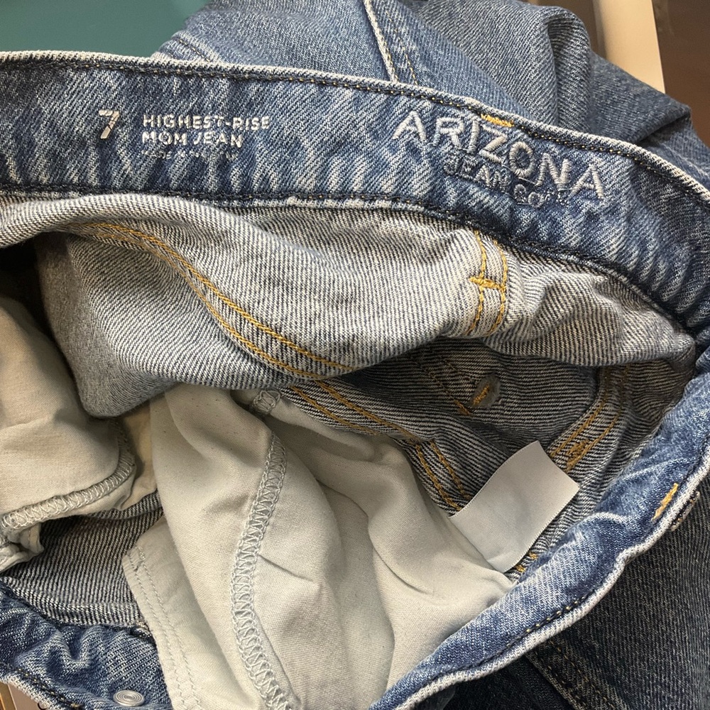 ARIZONA sz 7 Highest Rise Mom Jeans Straight Leg Medium Blue Wash - Picture 9 of 10